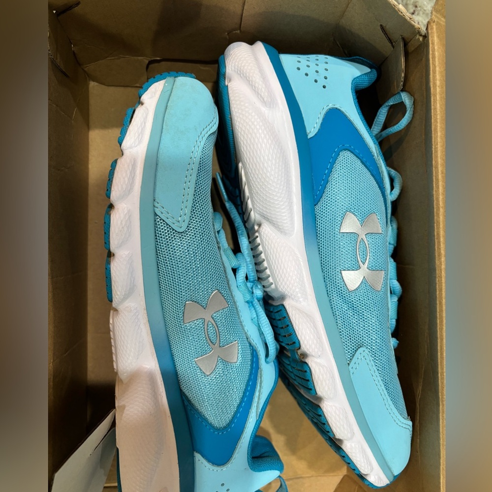 Under Armour size 7 shoes